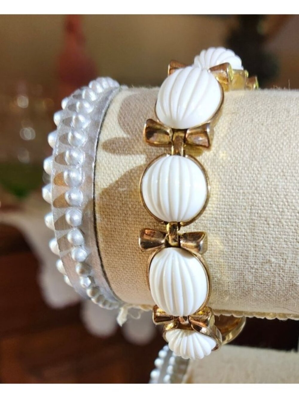 Vintage Trifari Gold-Tone Bracelet  White  Ovals  Bow Accents Summer Garden Part
